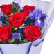 Букет из красных роз и синих ирисов