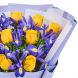 Авторский букет с желтыми розами и синими ирисами