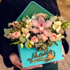 Букет цветов в коробке для мамы