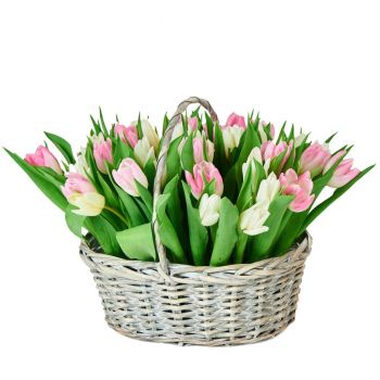Букет тюльпанов в корзине Нежная весна