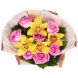 Арт букет из розовых роз и желтых орхидей