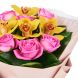 Арт букет из розовых роз и желтых орхидей