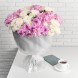 Букет из белых и розовых хризантем "Чистая надежда"