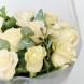 Букет из  белых роз и эвкалипта