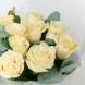 Букет из  белых роз и эвкалипта