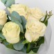 Букет из  белых роз и эвкалипта