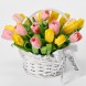Букет разноцветных тюльпанов в корзине
