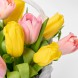 Букет разноцветных тюльпанов в корзине