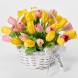 Букет разноцветных тюльпанов в корзине