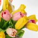 Букет разноцветных тюльпанов в корзине