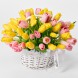 Букет разноцветных тюльпанов в корзине