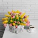 Букет разноцветных тюльпанов в корзине