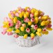Букет разноцветных тюльпанов в корзине