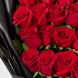 30 красных роз в черной упаковке
