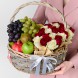 Большая корзина с розами Фруктовое изобилие