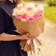Букет классических розовых и белых роз (60 см)