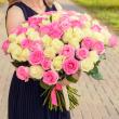 Букет классических розовых и белых роз (60 см)