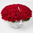 101 красная роза в плетенной корзине