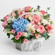 Корзина из роз и голубой гортензии Летняя Свежесть