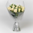 Букет из  белых роз и эвкалипта