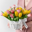 Букет разноцветных тюльпанов в корзине