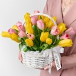Букет разноцветных тюльпанов в корзине