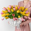 Букет разноцветных тюльпанов в корзине