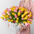 Букет разноцветных тюльпанов в корзине
