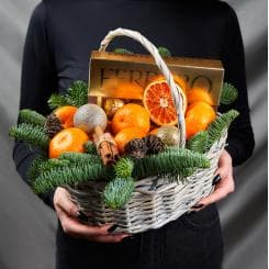 Букет новогодний с фруктами, конфетами и шишками