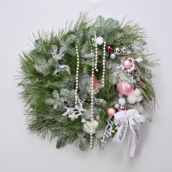 Новогодний венок &laquo;Розовый вальс&raquo;