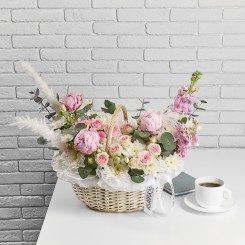 Корзина из роз, хризантем и пионов Нежный танец