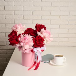 Розы в шляпной коробке Искры любви