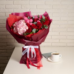 Букет из роз и гортензии Горячие чувства