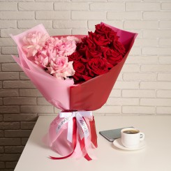 Красно-розовый букет французских роз Страстные мечты