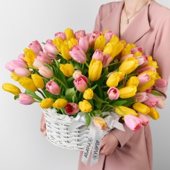 Букет разноцветных тюльпанов в корзине