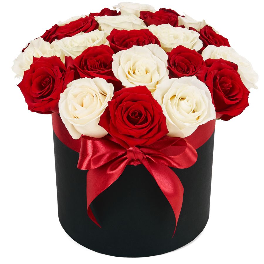 Красные и белые розы в коробке Страсть