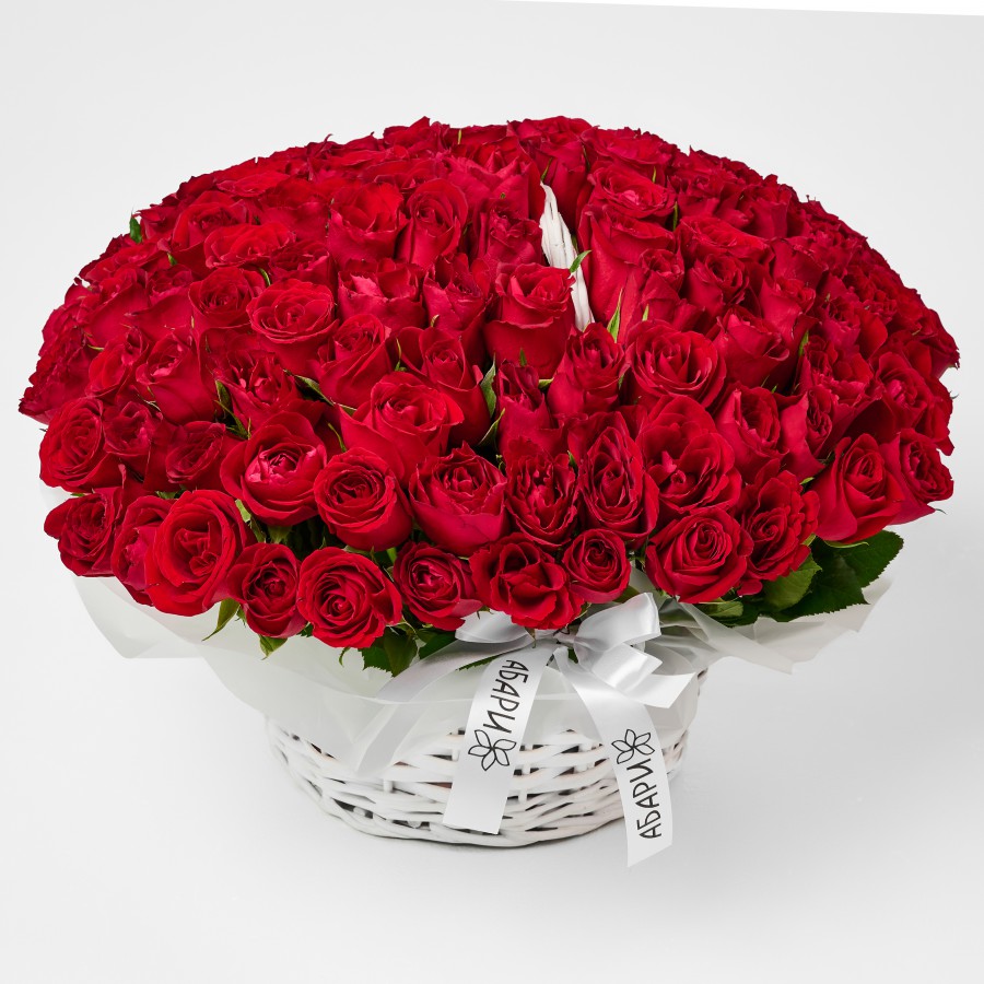 101 красная роза в плетенной корзине