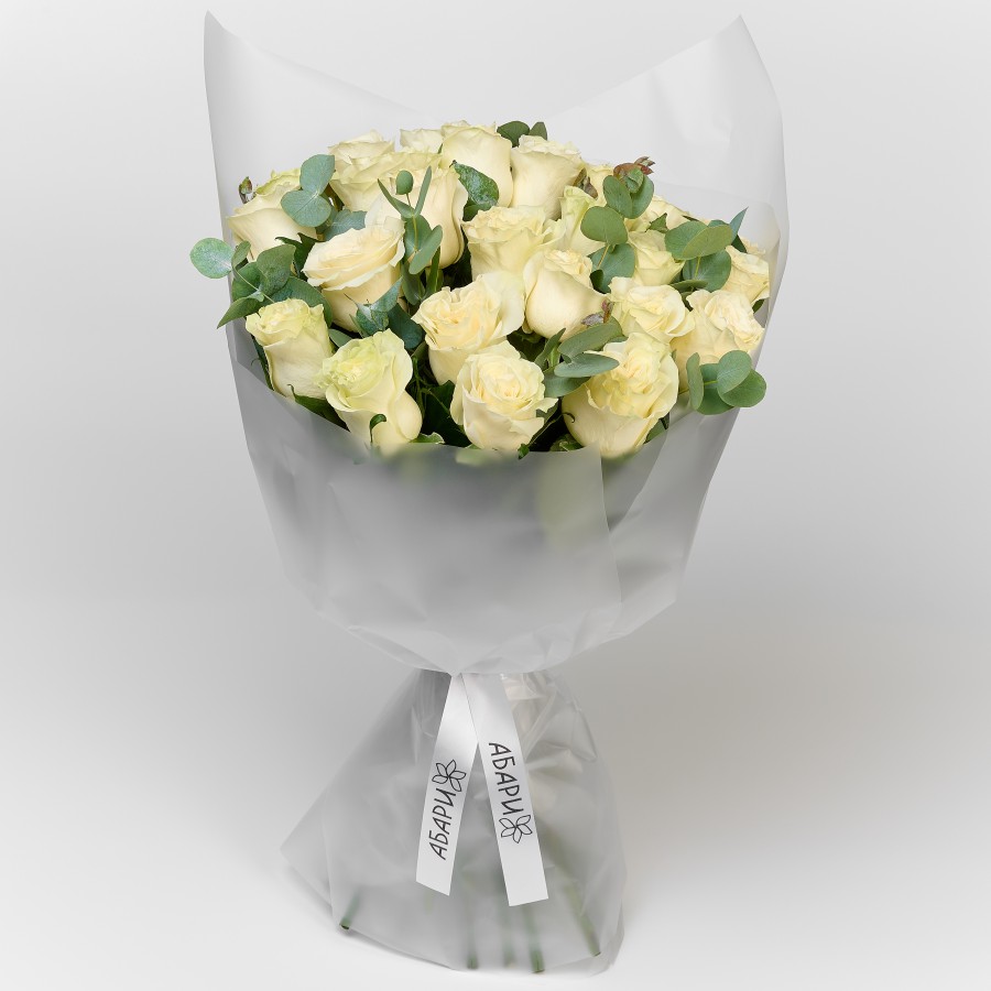 Букет из  белых роз и эвкалипта