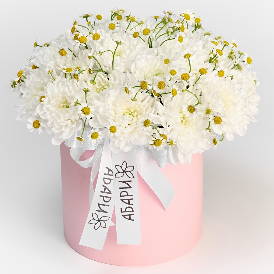 Букет из белой хризантемы и матрикарии в коробке Облачко