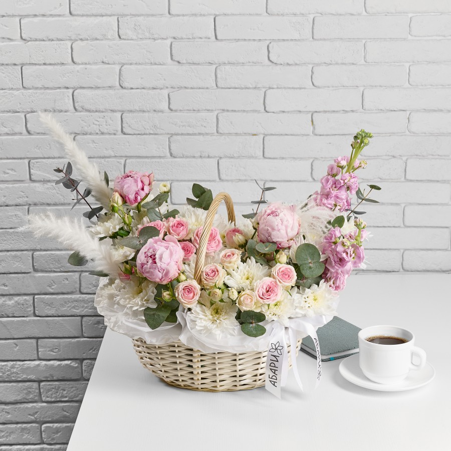 Корзина из роз, хризантем и пионов Нежный танец