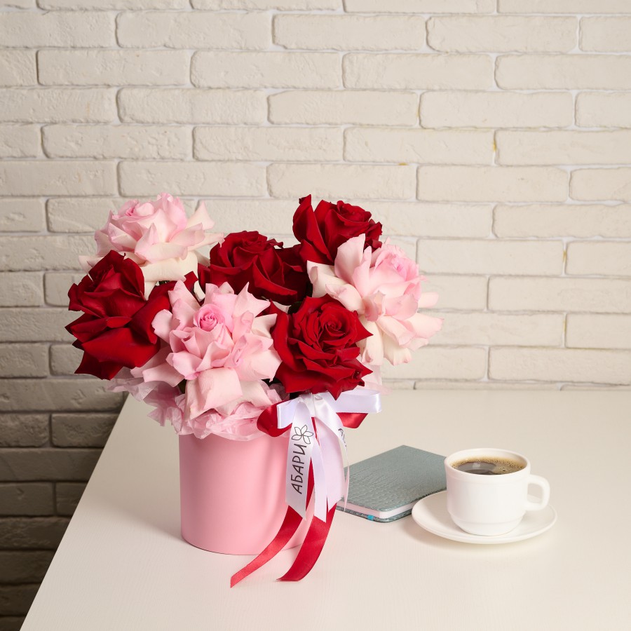 Розы в шляпной коробке Искры любви