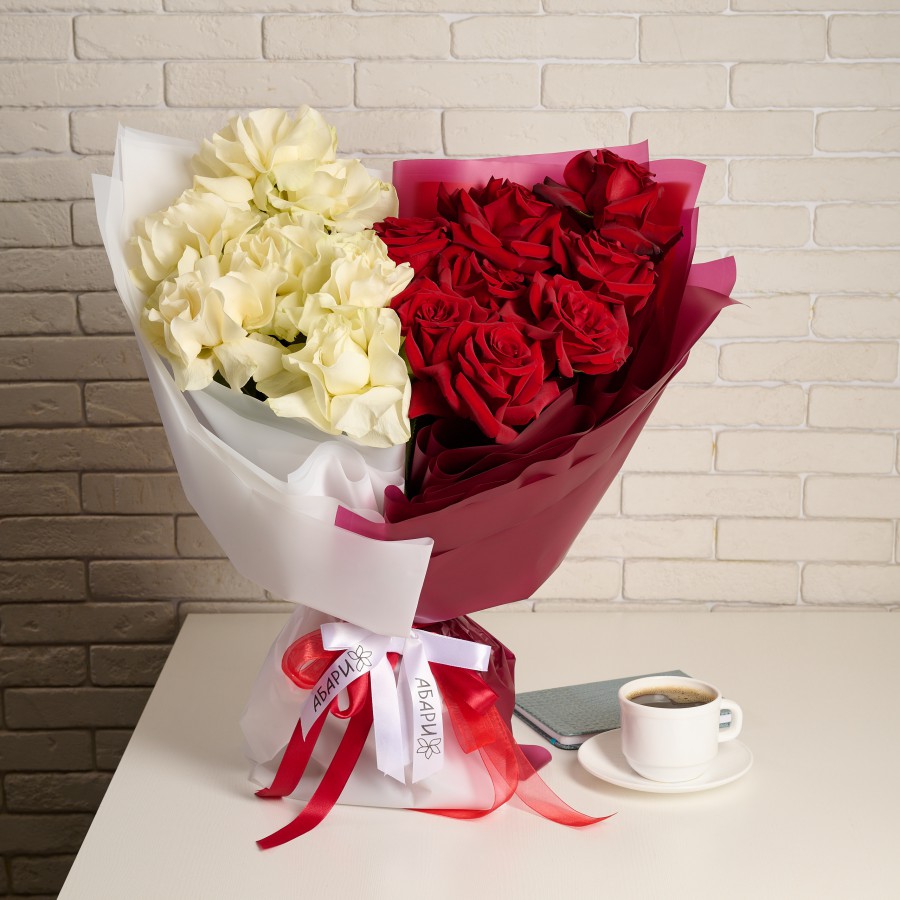 Красно-белый букет французских роз Контрастные чувства
