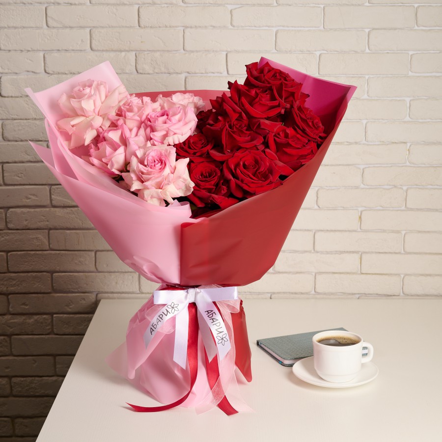 Красно-розовый букет французских роз Страстные мечты