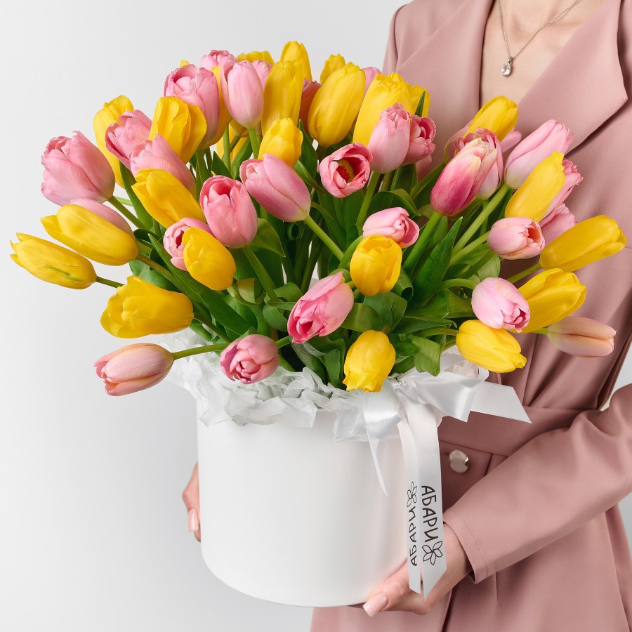 Букет из тюльпанов в шляпной коробке